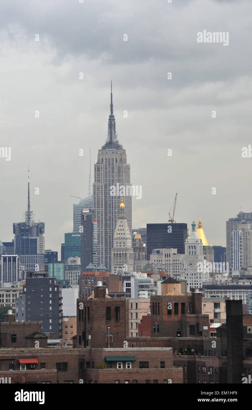 Empire State Building parmi les toits de New York Banque D'Images