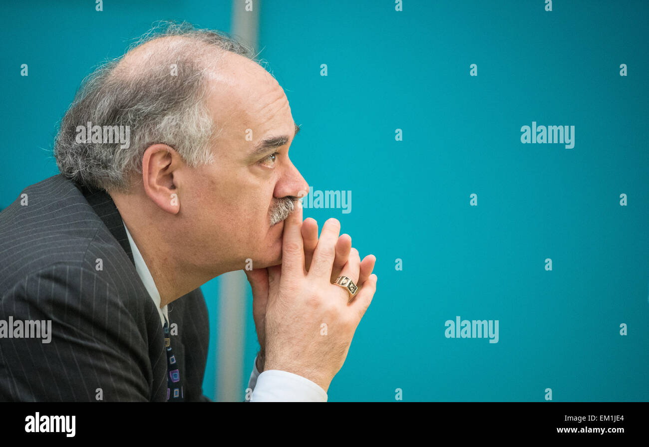 Hanovre, Allemagne. Apr 15, 2015. Le chef de l'Internet industriel Consortium (ICC) Richard Soley est assis dans l'auditoire lors d'une presse exposé à la foire industrielle de Hanovre à Hanovre, Allemagne, 15 avril 2015. La foire est ouverte du 13 avril au 17 avril 2015 avec l'Inde étant cette année le pays partenaire. Photo : SPATA OLE/dpa/Alamy Live News Banque D'Images