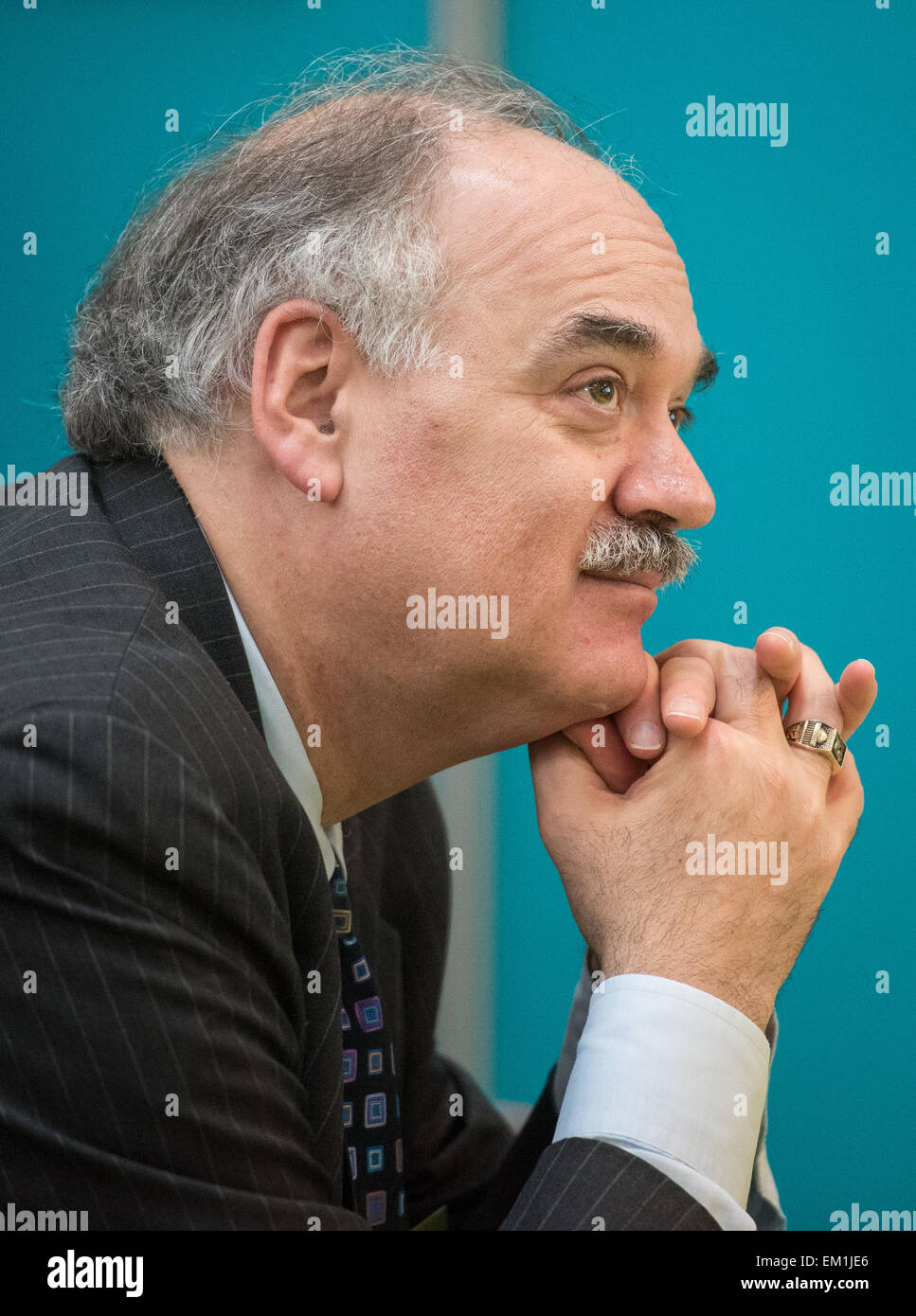 Hanovre, Allemagne. Apr 15, 2015. Le chef de l'Internet industriel Consortium (ICC) Richard Soley est assis dans l'auditoire lors d'une presse exposé à la foire industrielle de Hanovre à Hanovre, Allemagne, 15 avril 2015. La foire est ouverte du 13 avril au 17 avril 2015 avec l'Inde étant cette année le pays partenaire. Photo : SPATA OLE/dpa/Alamy Live News Banque D'Images