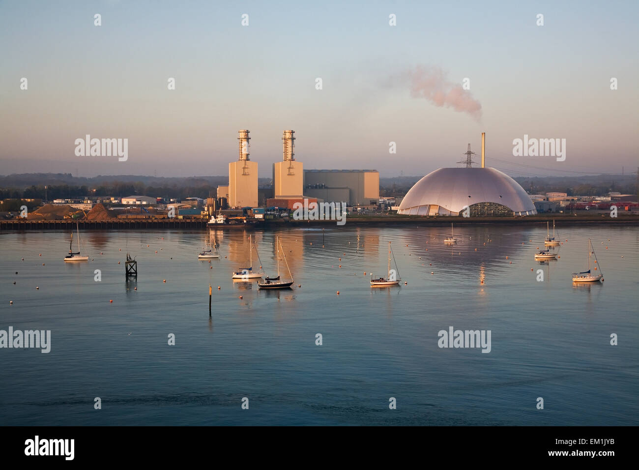 Bateaux dans l'eau et une zone industrielle au bord de l'eau ; Southampton, Angleterre Banque D'Images