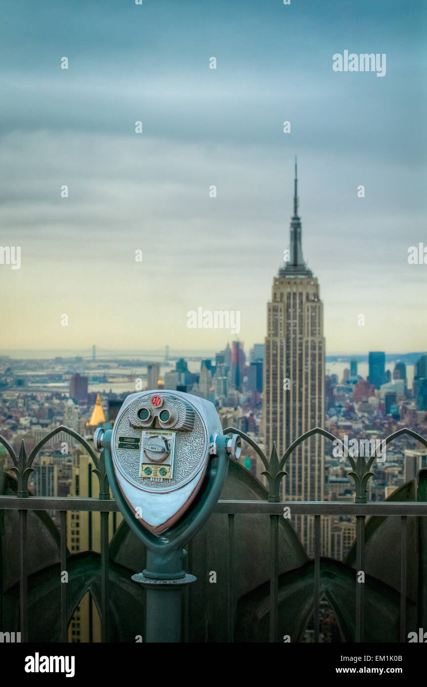 Jumelles en haut du Rockefeller Center avec vue sur l'Empire State Building, New York City, New York, USA Banque D'Images