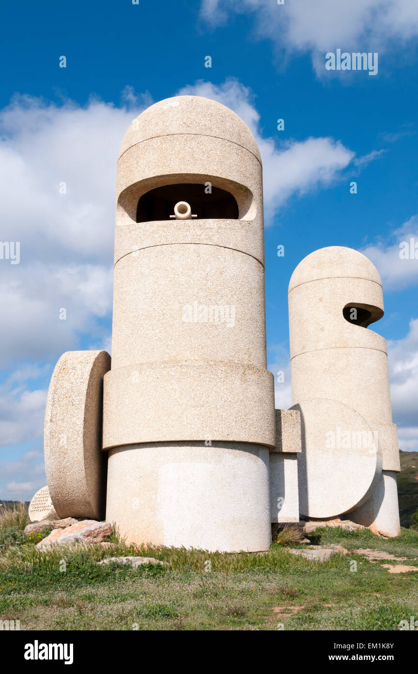 Les Chevaliers Cathares est une sculpture de Jacques Tissinier de ciment au-dessus de l'A61 à l'Aire De Peche Loubat zone de service. Banque D'Images