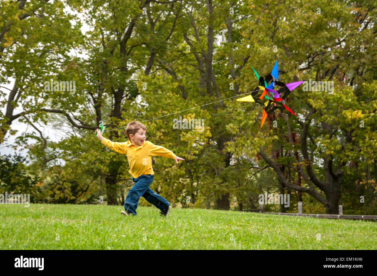 Boy running avec kite Banque D'Images