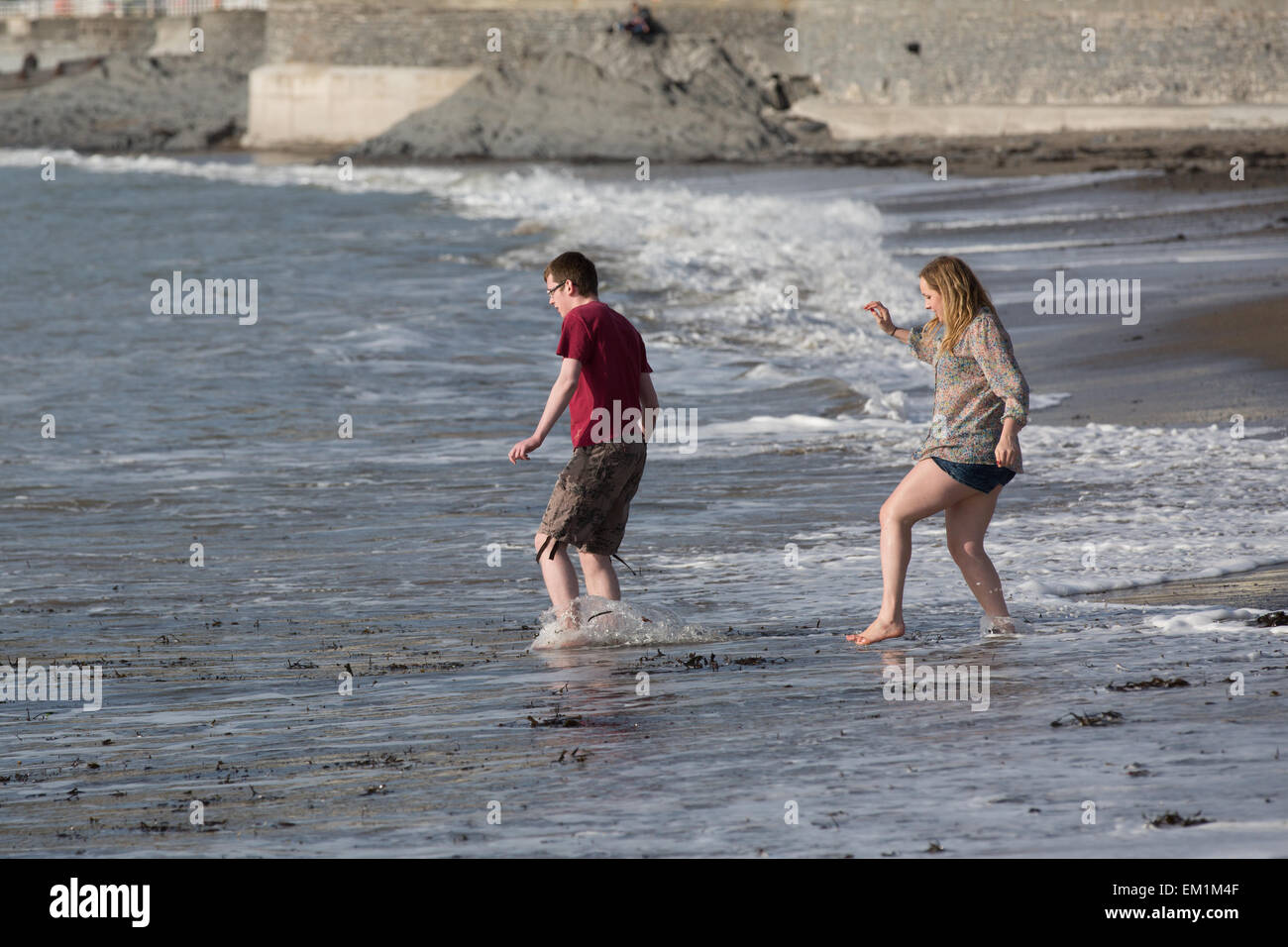 Aberystwyth, Pays de Galles, Royaume-Uni. 15 avril 2015. Météo. Les jeunes bénéficiant d'une palette dans la mer sous le soleil Crédit : Alan Hale/Alamy Live News Banque D'Images