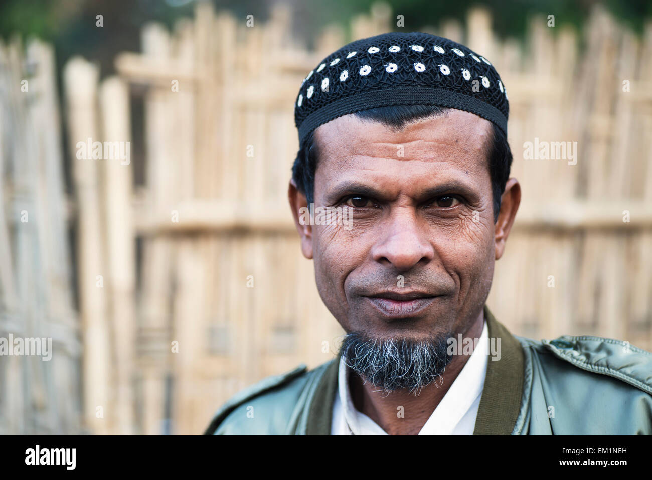 Portrait d'un homme musulman portant un chapeau noir, Sittwe, l'État de Rakhine, Birmanie Banque D'Images