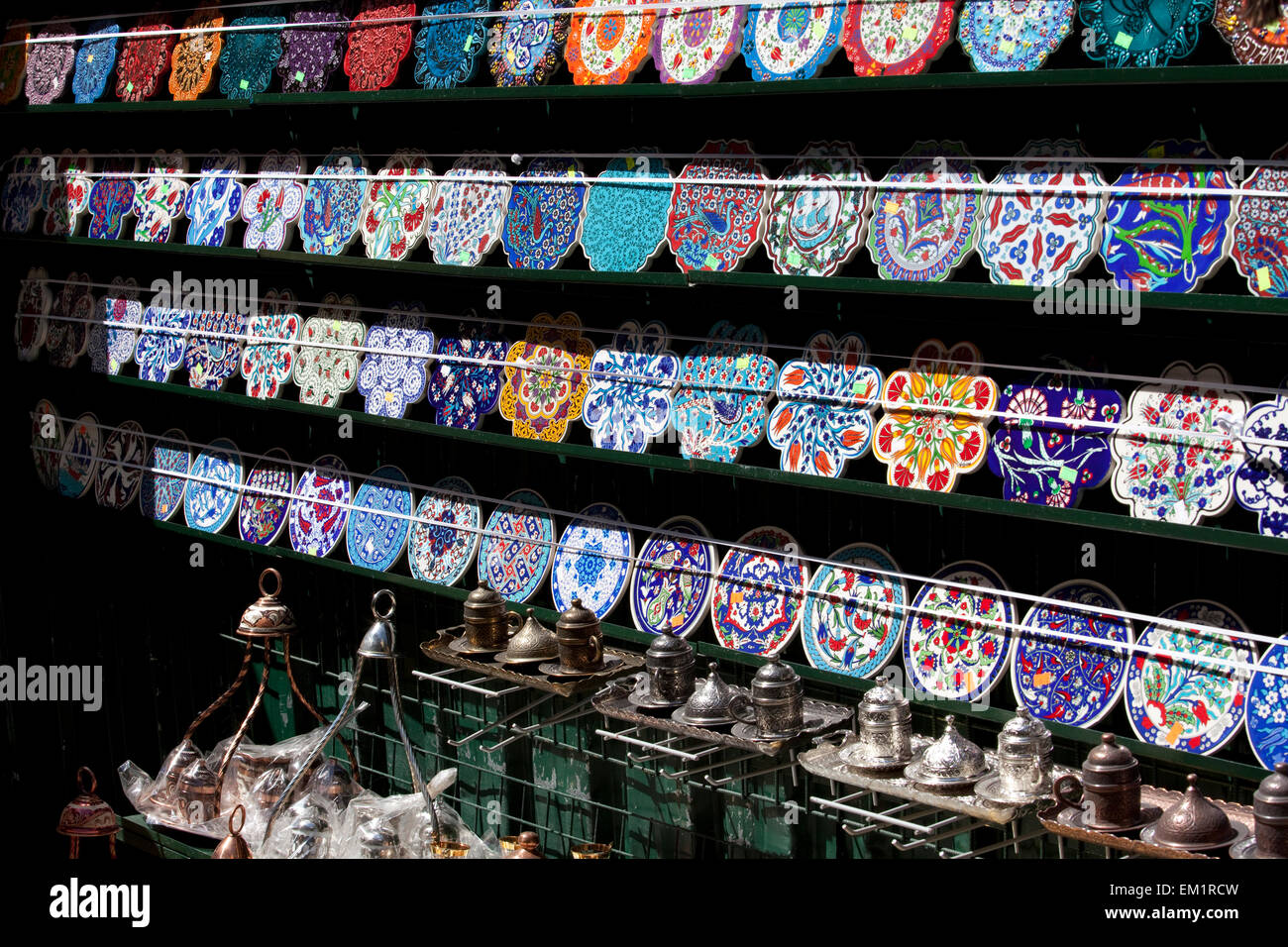 Plats décoratifs et de Souvenirs à vendre à la place Taksim, Istanbul Turquie Banque D'Images