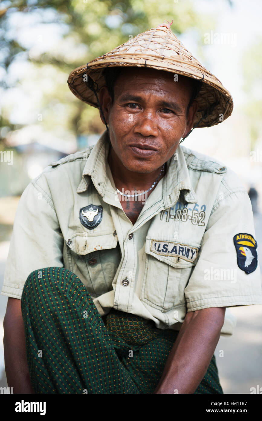 Portrait d'une femme portant un chapeau conique et d'une chemise de l'armée américaine, Sittwe, l'État de Rakhine, Birmanie Banque D'Images