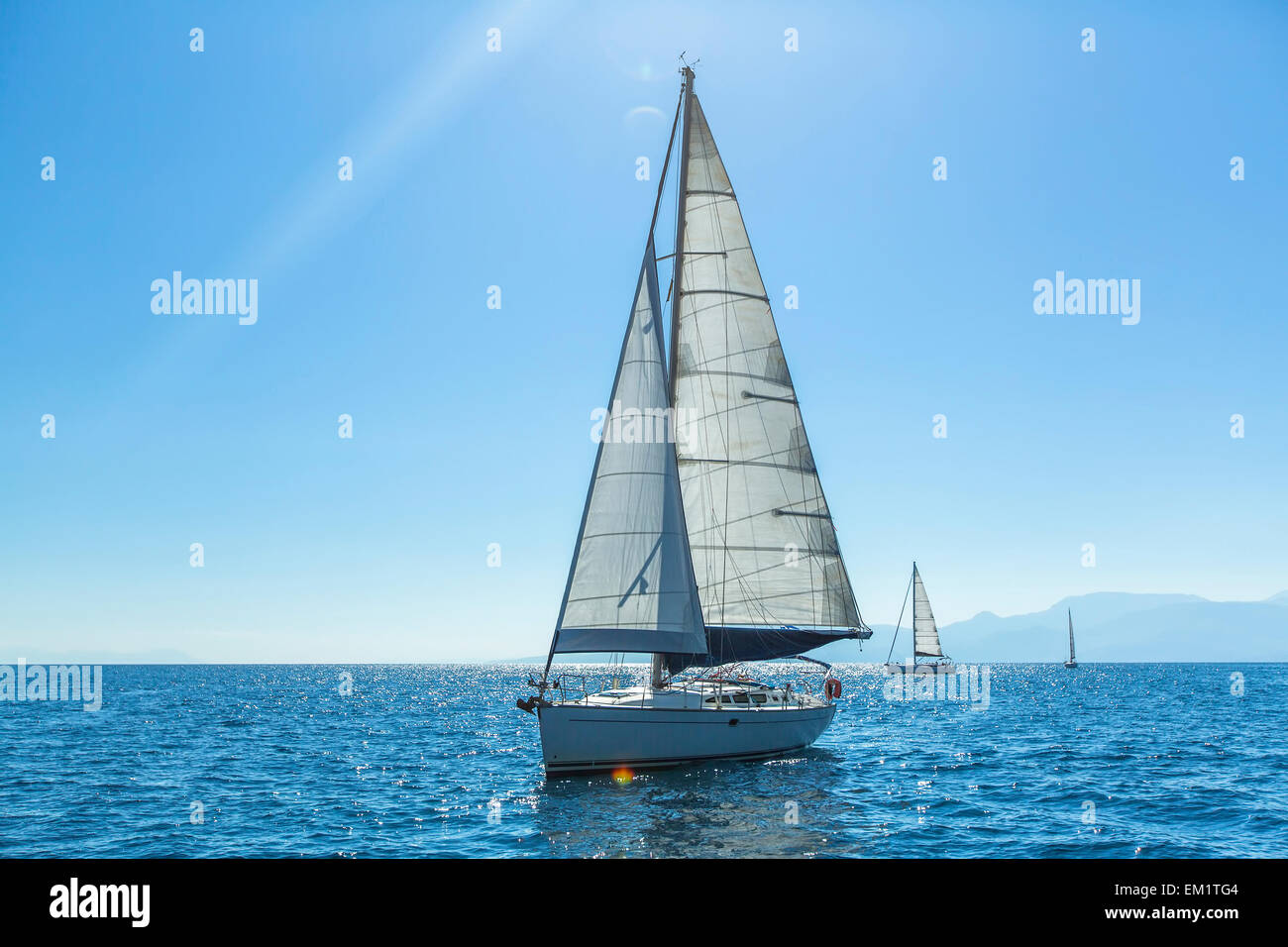 Yachts bateau à voiles blanches dans la mer ouverte. La voile. Bateaux de luxe. Banque D'Images
