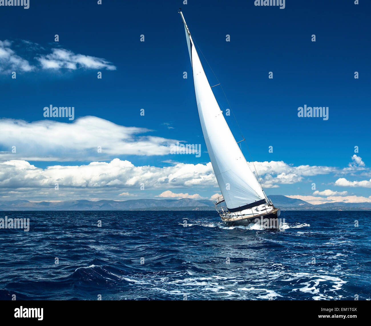 Yacht à voile à la race, la photo avec l'espace pour les logos. Banque D'Images
