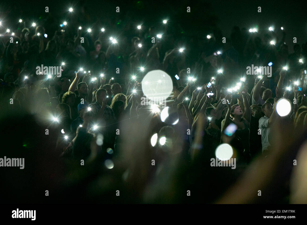 Un immense rassemblement Prendre instantané sur leur téléphone cellulaire. Banque D'Images