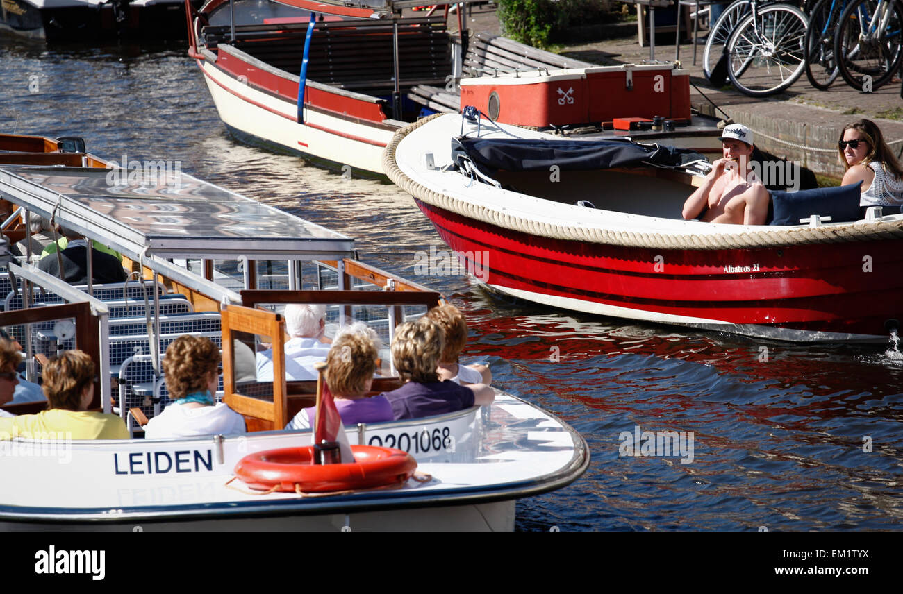 Leiden, Pays-Bas. 15 avril, 2015. Mercredi a été la plus chaude journée de printemps dans les Pays-Bas cette année. Dans la ville de Leiden étudiant personnes peut être vu sortir leurs bateaux et profiter du soleil. Credit : Jaap Arriens/Alamy Live News Banque D'Images