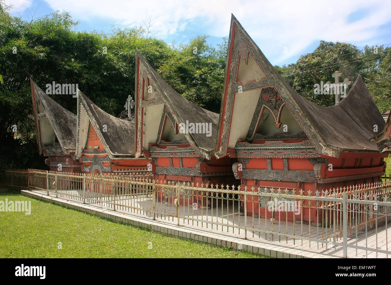 Maisons Batak traditionnel sur l'île de Samosir, Sumatra, Indonésie, Asie du sud-est Banque D'Images