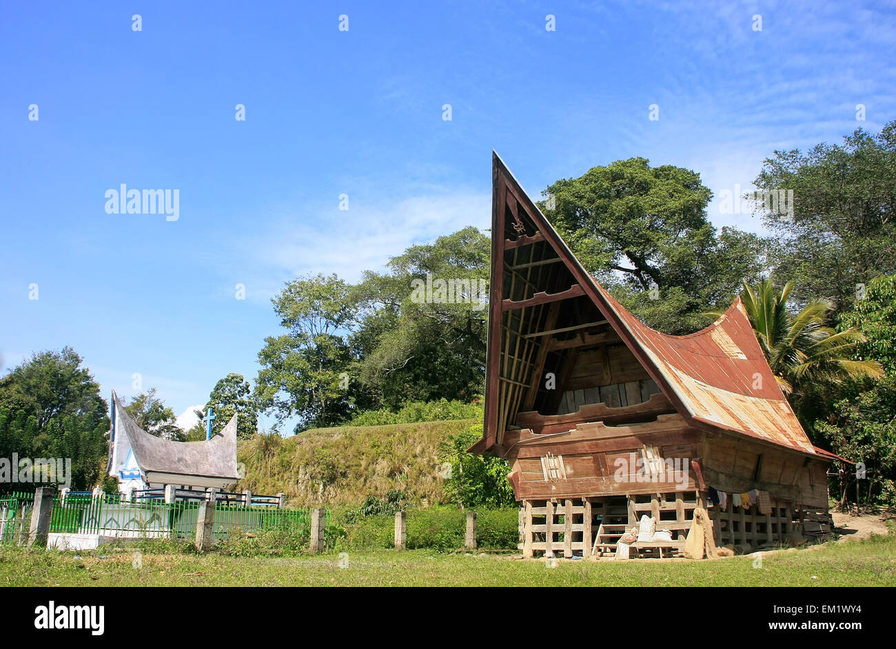 Maison Batak traditionnel sur l'île de Samosir, Sumatra, Indonésie, Asie du sud-est Banque D'Images