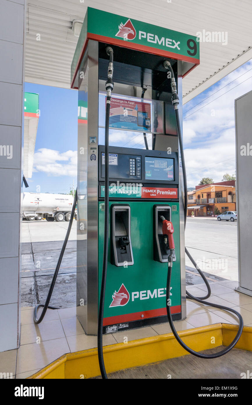 Nouvelle pompe à gaz Pemex peint aux couleurs de l'drapeau mexicain à la station service à la périphérie de San Cristobal de las Casas Banque D'Images