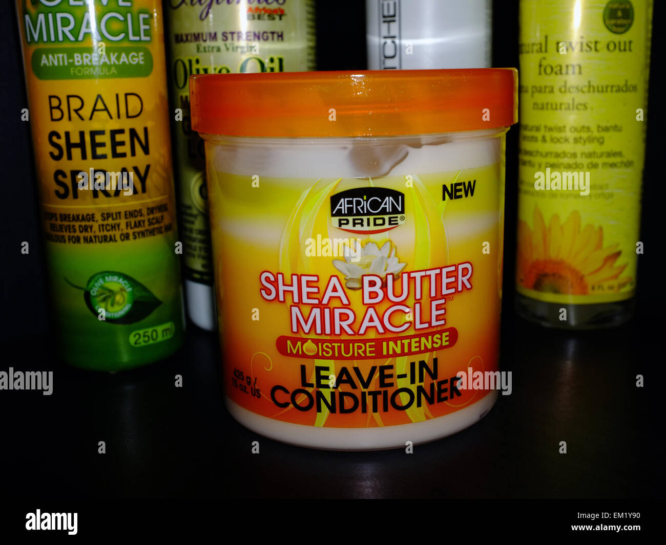 Produits naturels cheveux noir photographié sur un fond noir. Banque D'Images