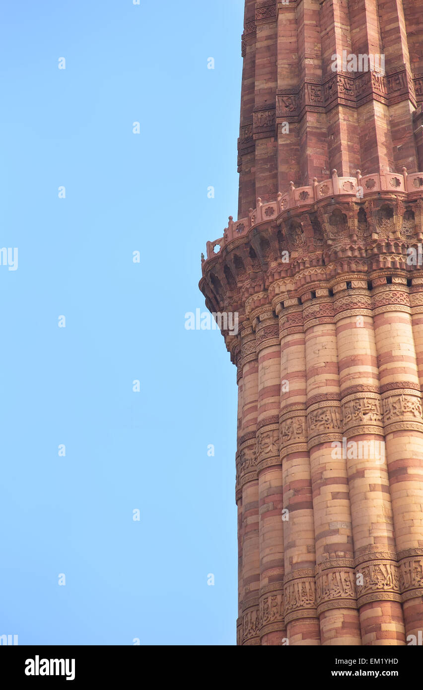 Close up de Qutub Minar tour contre ciel bleu, Delhi, Inde Banque D'Images