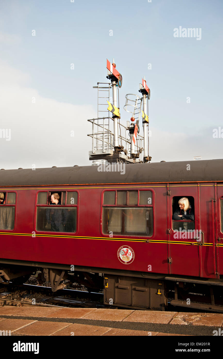 Arrêter le quadrant inférieur et lointain des signaux de sémaphore à Worcester Shrub Hill Railway Station, Worcester, Angleterre Banque D'Images
