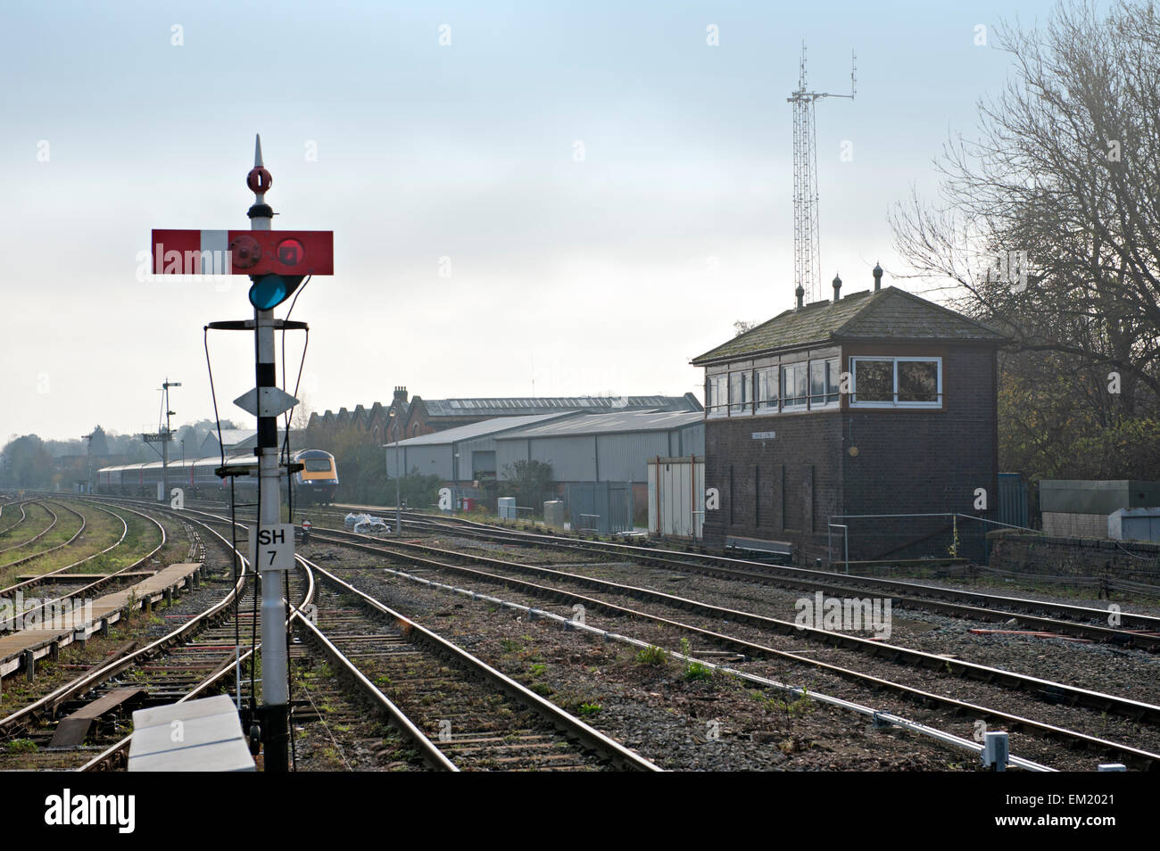 Worcester Shrub Hill Railway signalbox et la plate-forme signal de démarrage avec l'approche de la TVH Banque D'Images