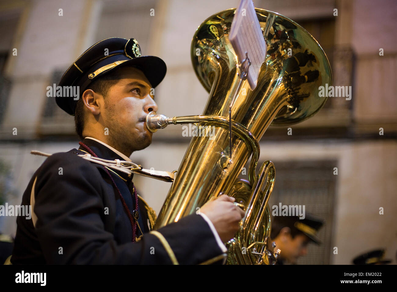 La corniste dans une fanfare à une procession de nuit pendant la Semana Santa (Semaine Sainte) dans la région de Jumilla, Espagne Banque D'Images