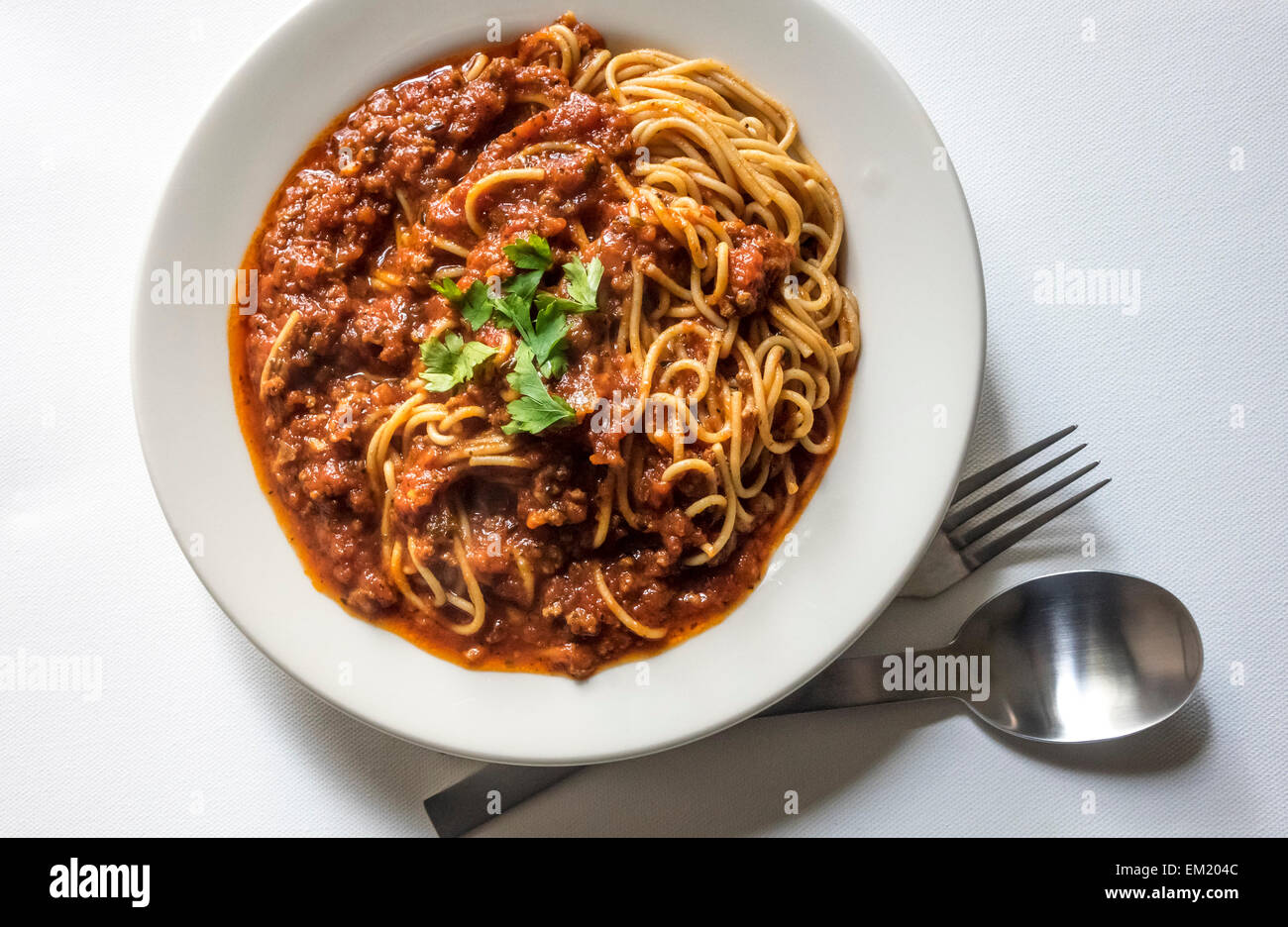 Spaghettis à la bolognaise dans un bol blanc sur un tableau blanc Banque D'Images
