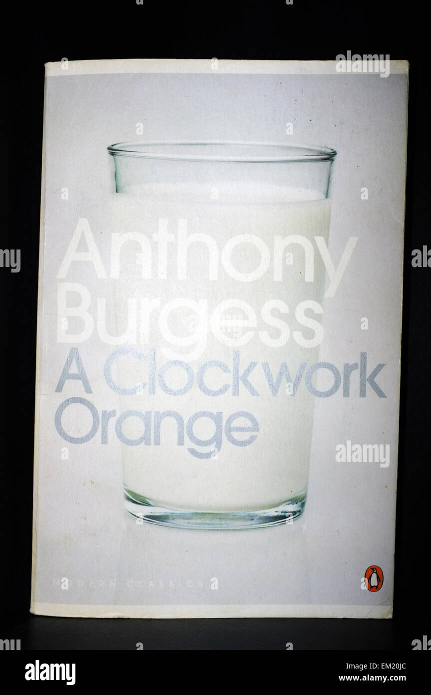 Le capot avant d'un Orange mécanique d'Anthony Burgess photographié sur un fond noir. Banque D'Images