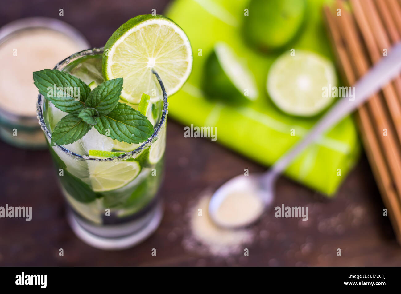 Lime Mojito Cocktail boisson alcoolisée sur table en bois Banque D'Images