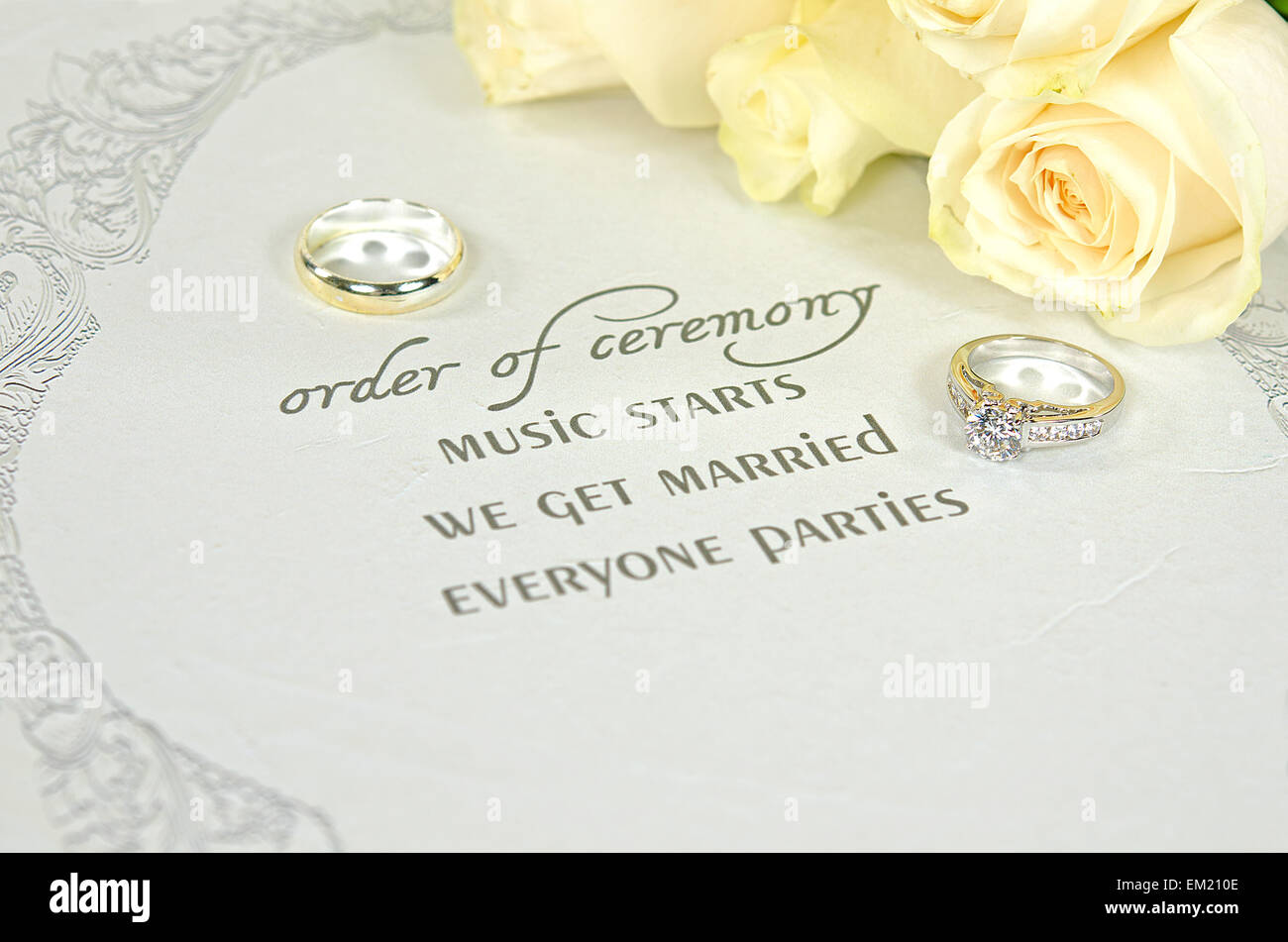 Mariage sur invitation de mariage contemporain avec des roses blanches. Banque D'Images