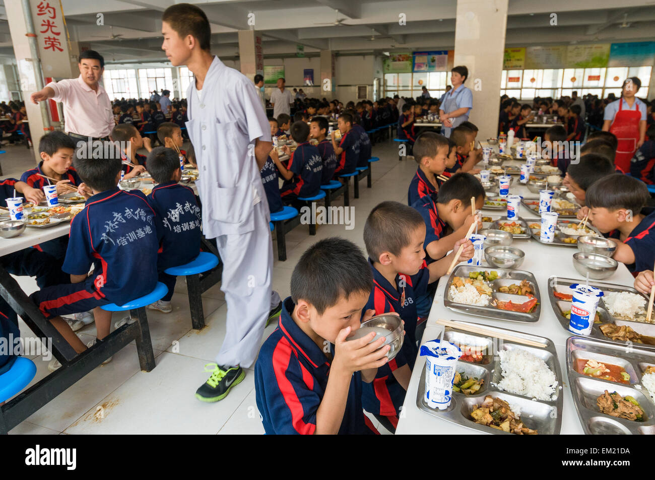 Les jeunes mangent tranquillement déjeuner à la Songshan Shaolin Temple Wuseng Tuan Centre de formation, d'Dengeng, province de Henan, Chine Banque D'Images