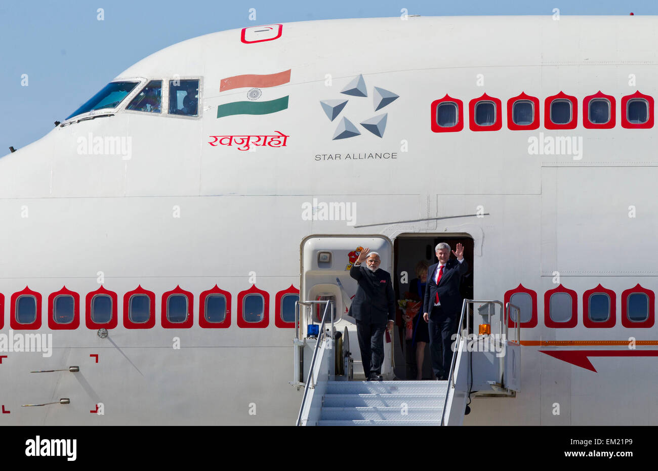 (150415) -- TORONTO, le 15 avril 2015(Xinhua) -- Le Premier Ministre indien Narendra Modi(L) arrive à l'aéroport international Pearson de Toronto Airportat avec le premier ministre canadien Stephen Harper(R) à Toronto, Canada, le 15 avril 2015. Le Premier Ministre indien Narendra Modi est au Canada sur une visite de trois jours à Ottawa, Toronto et Vancouver. (Xinhua/Zou Zheng) Banque D'Images