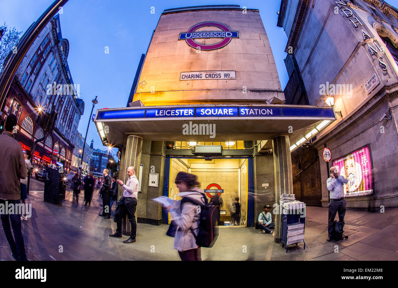 La station de métro Leicester Square at Night London UK Banque D'Images