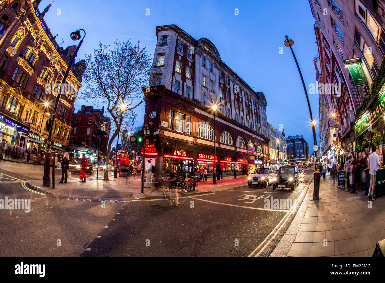 La carbonisation Cross Road at night London UK Banque D'Images