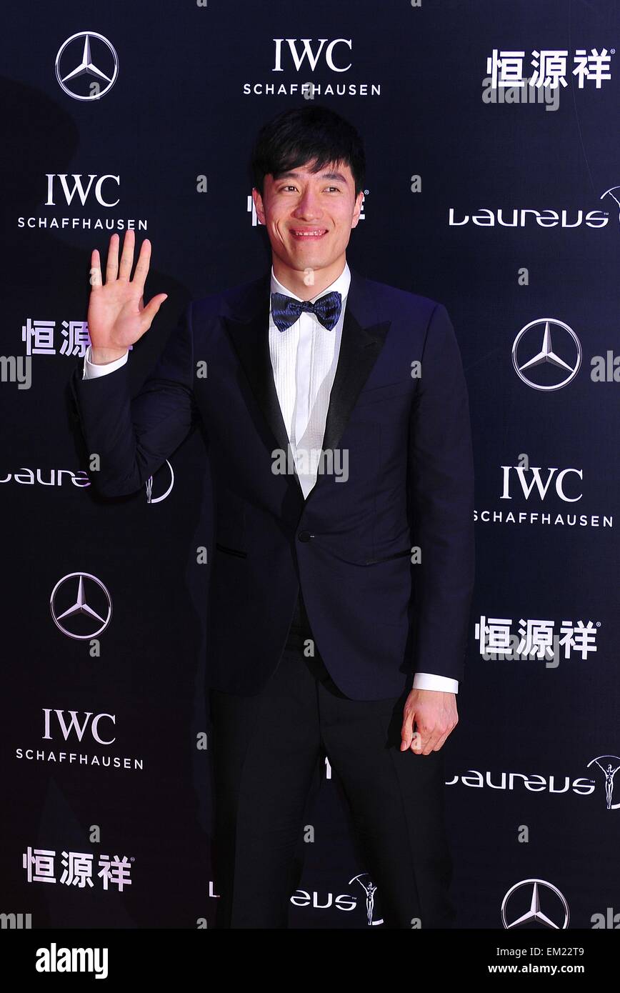 Shanghai, Chine. 15 avril, 2015. Ancien athlète chinois Liu Xiang pose pour des photos sur le tapis rouge lors de l'arrivée de la Laureus Awards Edition - 2015, au Grand Théâtre de Shanghai, Chine. Credit : Marcio Machado/ZUMA/Alamy Fil Live News Banque D'Images