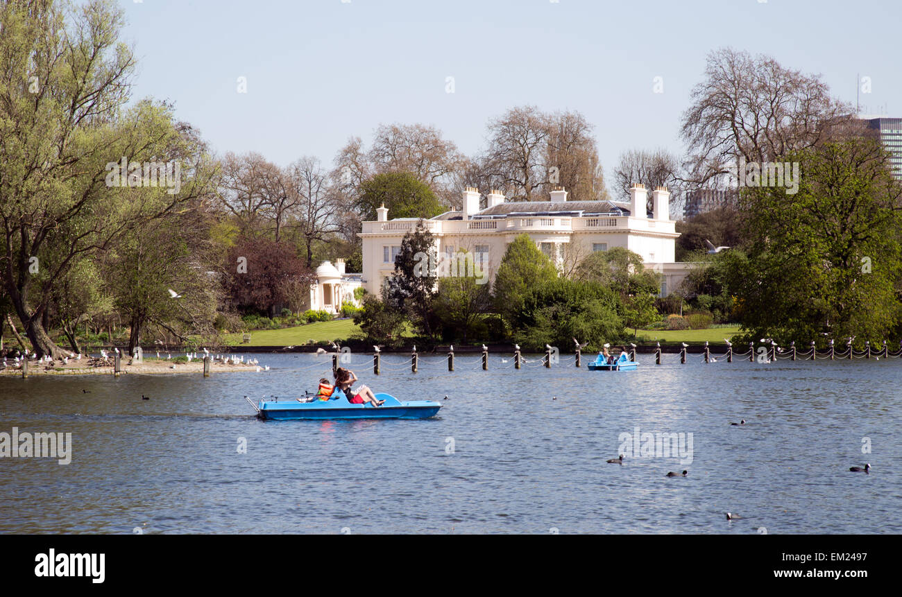 Les gens de la voile sur le lac de plaisance Regents Park Londres UK Banque D'Images