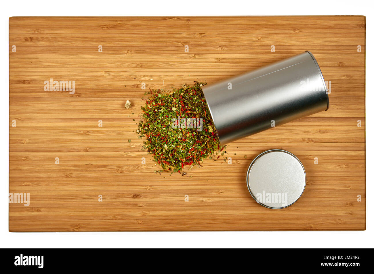 Thé mate couleur infusé avec des herbes déversés par boite en fer blanc sur fond de bois Banque D'Images Thé mate couleur infusé avec des herbes déversés par boite en fer blanc sur fond de bois Banque D'Images