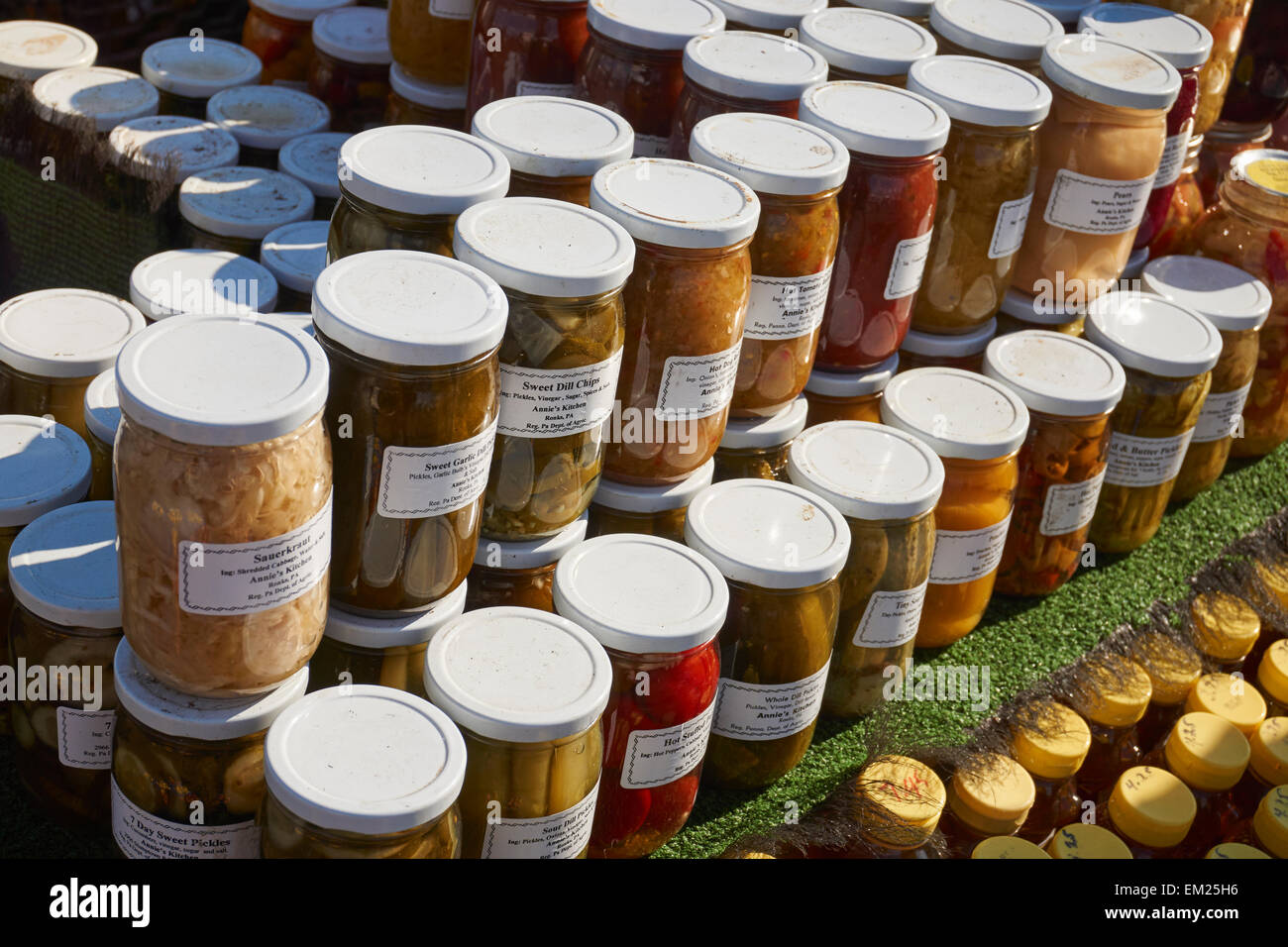 Pennsylvania Dutch conserves de fruits et légumes à un marché en plein air Banque D'Images