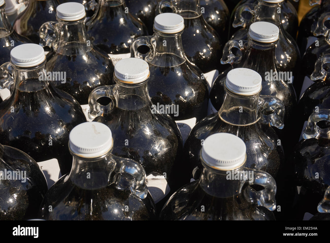 Bouteilles d'Amish root beer artisan à un marché en plein air (parfois appelé 'Mud sale'), Wakefield, PA, USA Banque D'Images