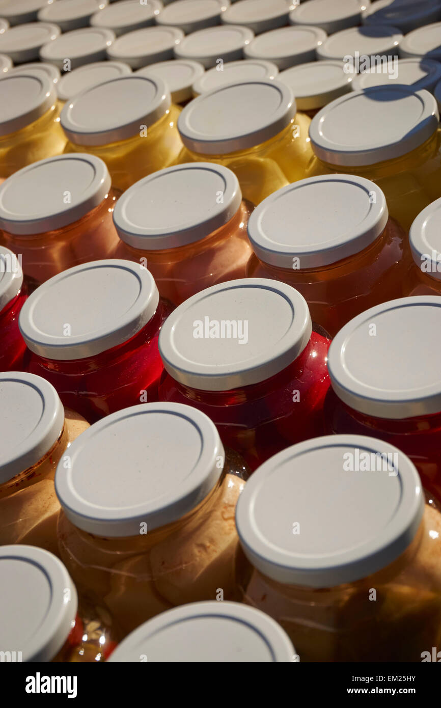 Pennsylvania Dutch conserves de fruits et légumes à un marché en plein air Banque D'Images