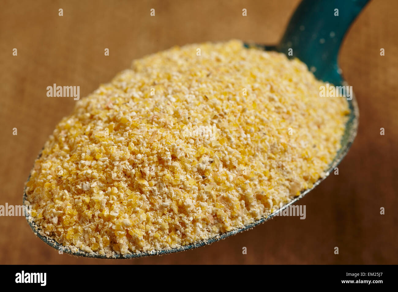 Sol grossier de la farine de maïs pour polenta, parfois appelé le gruau de maïs. Banque D'Images
