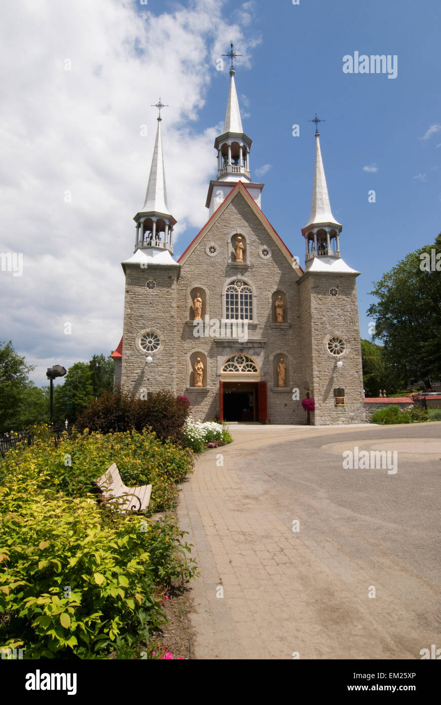 Une église avec clocher blanc ; l'île d'orléans Québec Canada Banque D'Images