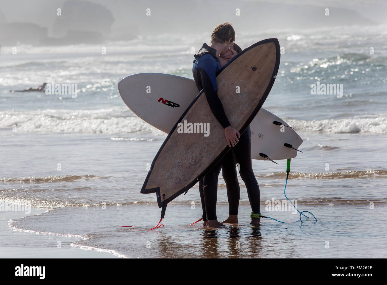 Un Jeune Couple Bisous Sur La Plage Avec Des Planches De