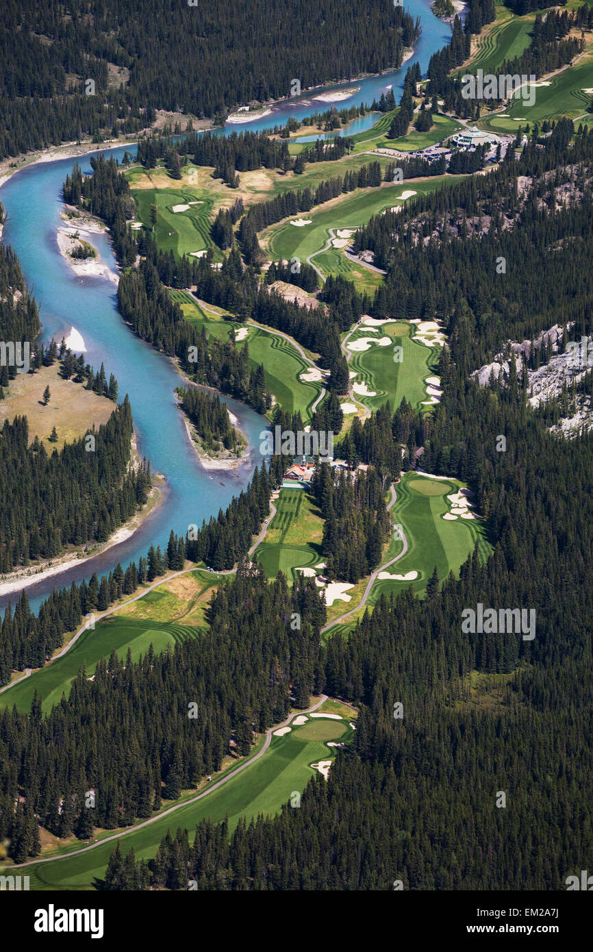 High Angle de Banff Springs Golf Course le long de la rivière Bow ; Banff Alberta Canada Banque D'Images