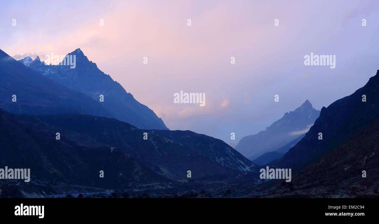 Timelapse coucher du soleil dans les montagnes de l'Himalaya, Thamserku, Kantaiga, Népal. Banque D'Images