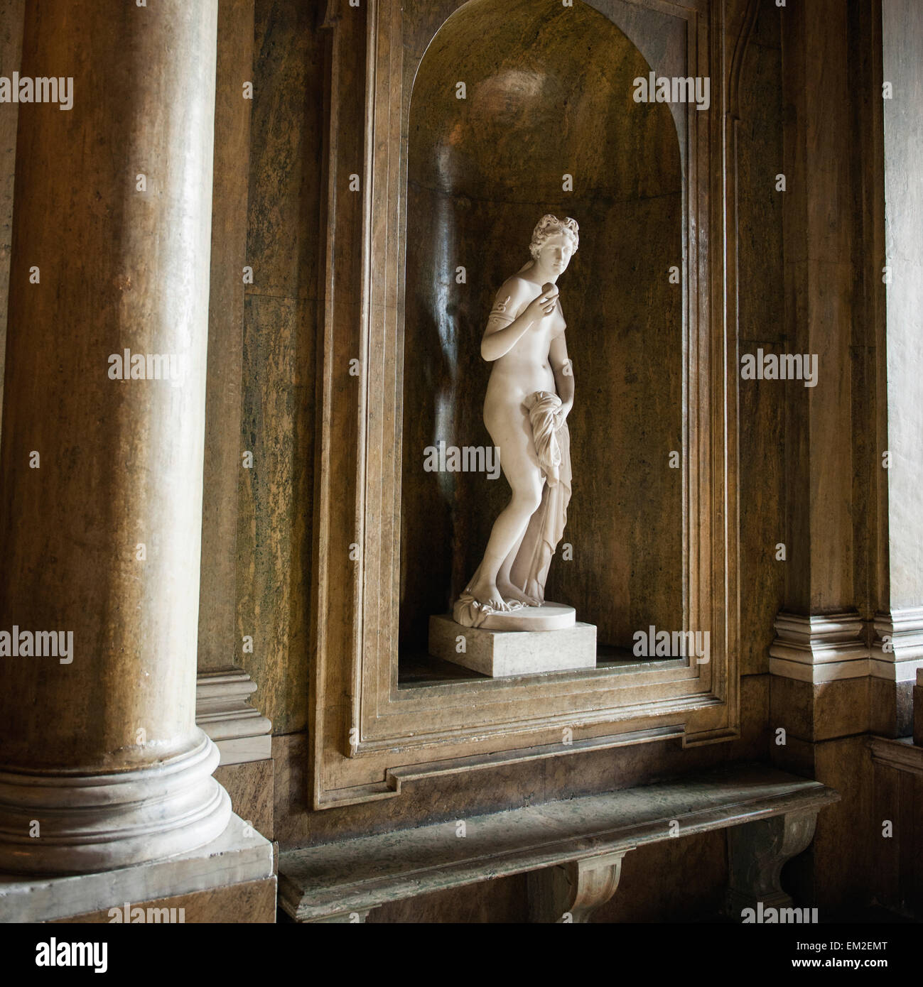 Sculpture d'une femme dans une niche en bois à l'intérieur du palais de Stockholm, Stockholm Suède Banque D'Images