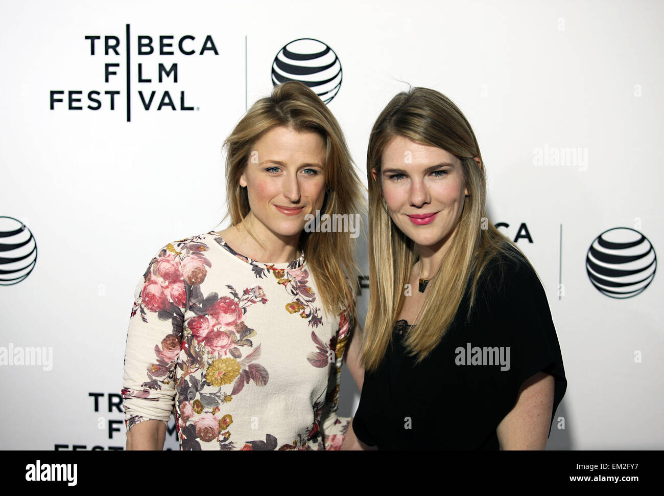 New York, USA. 15 avril, 2015. Mamie Gummer actrices américaines (L) et Lily Rabe posent sur le tapis rouge pour la soirée d'ouverture du Tribeca Film Festival à west side de Manhattan, New York, États-Unis, le 15 avril 2015. Tribeca Film Festival a fêté ici mercredi. (Xinhua/Wu Rong)(l'azp) Banque D'Images