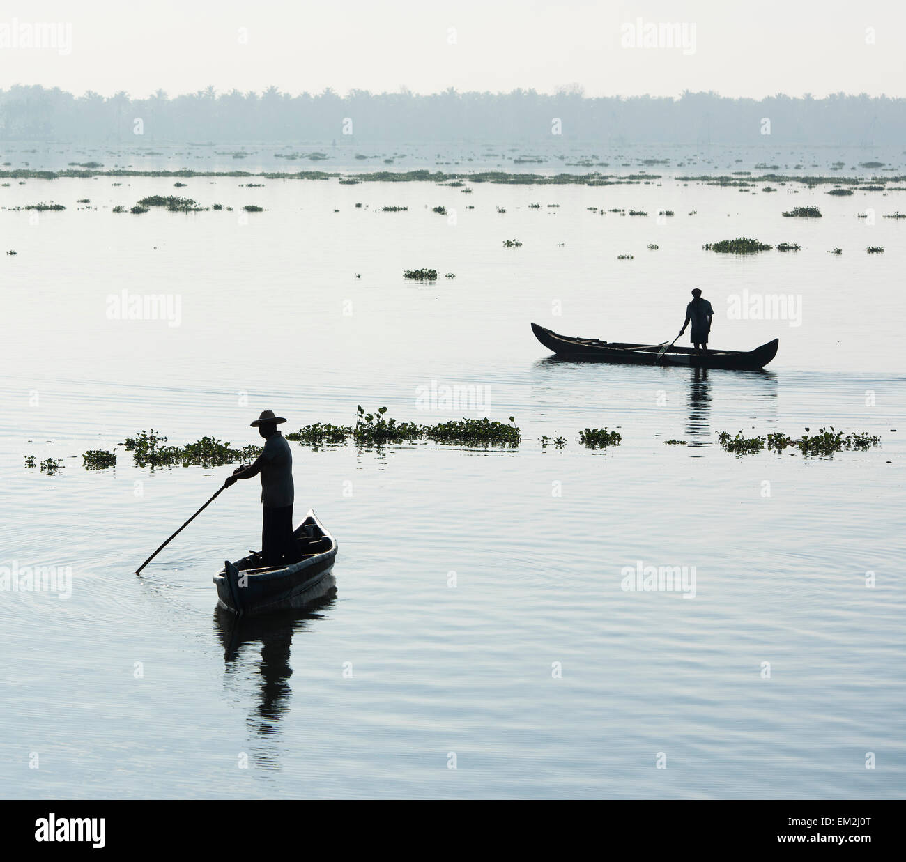 Les hommes dans de petits bateaux, Lac Vembanad, Kerala, Inde du Sud, Inde Banque D'Images