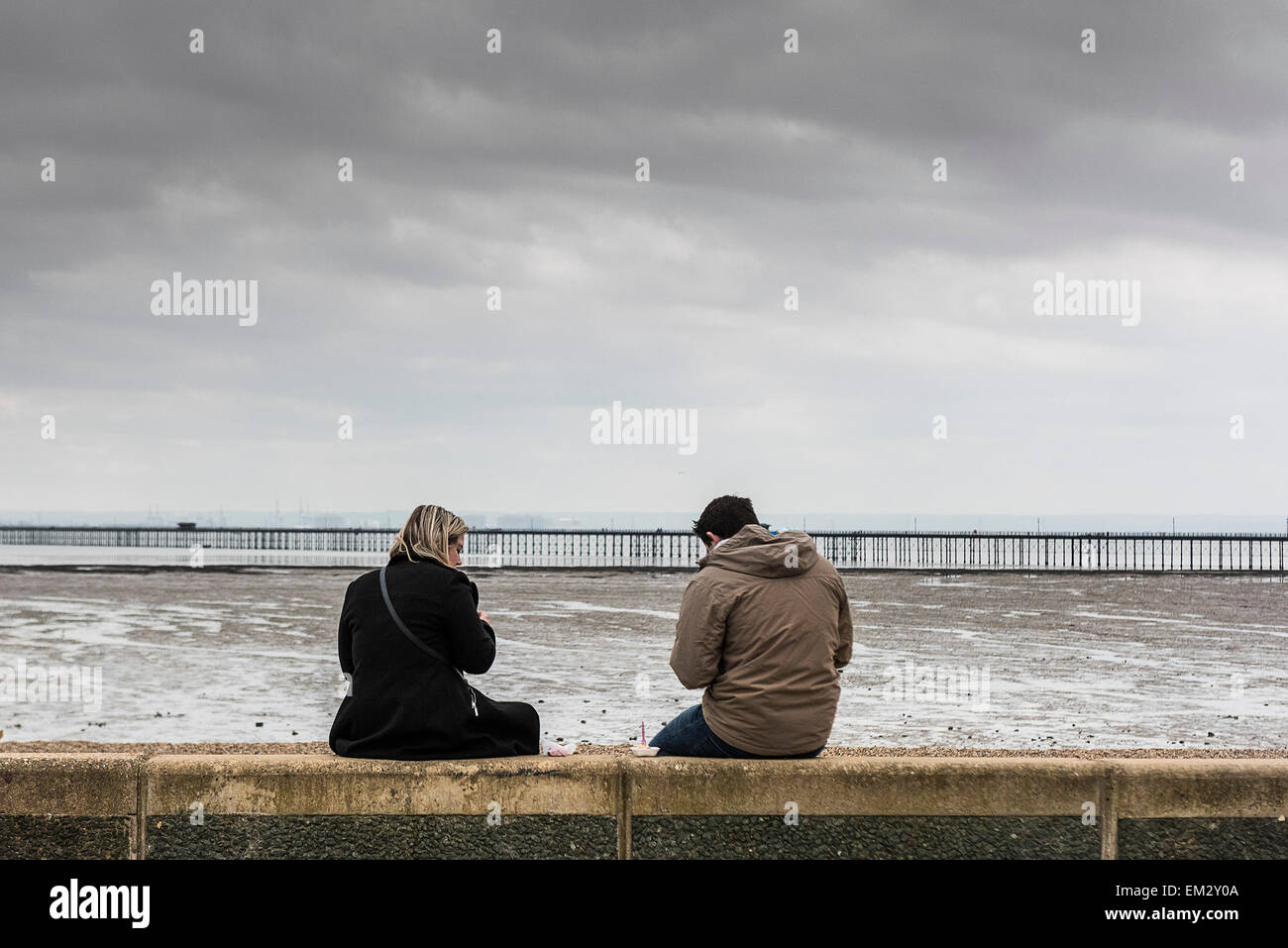 Personnes sur le front de mer de Southend lors d'une journée nuageux dans l'Essex au Royaume-Uni. Banque D'Images