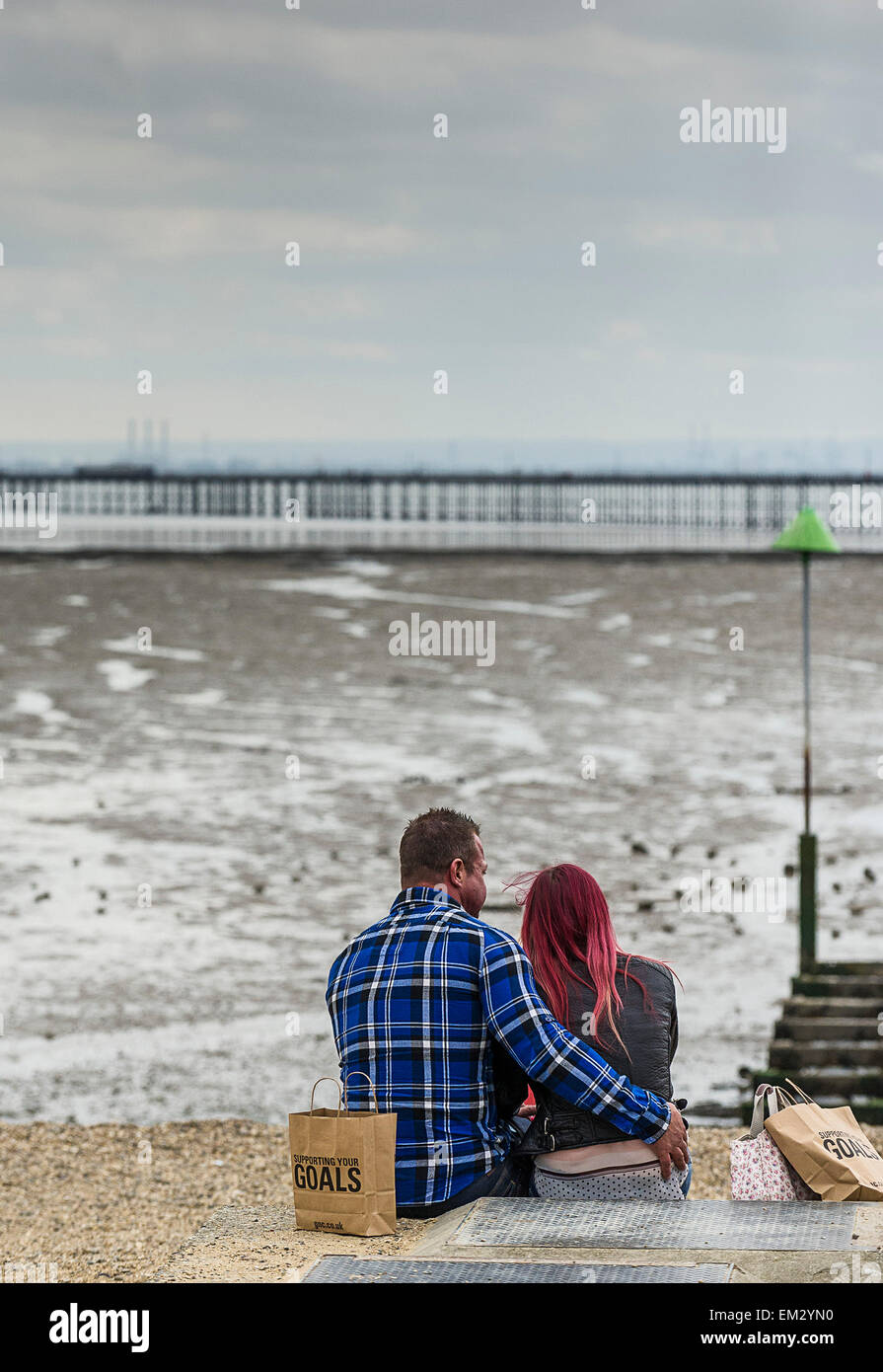 Un couple de détente sur la plage de la ville de Southend, Essex. Banque D'Images