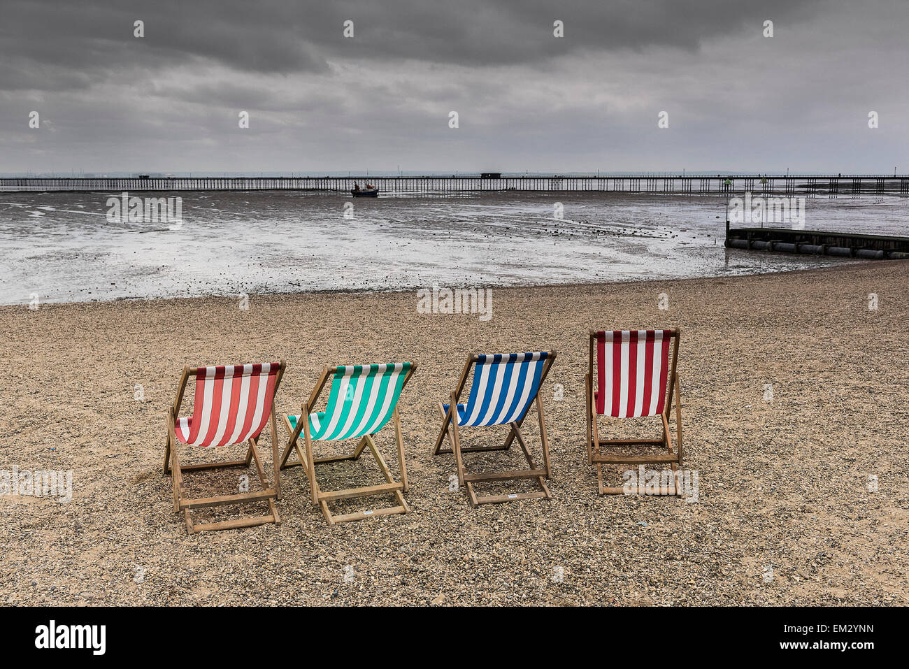 Vide de chaises longues sur la plage de Jubilee à Southend sur un jour nuageux. Banque D'Images