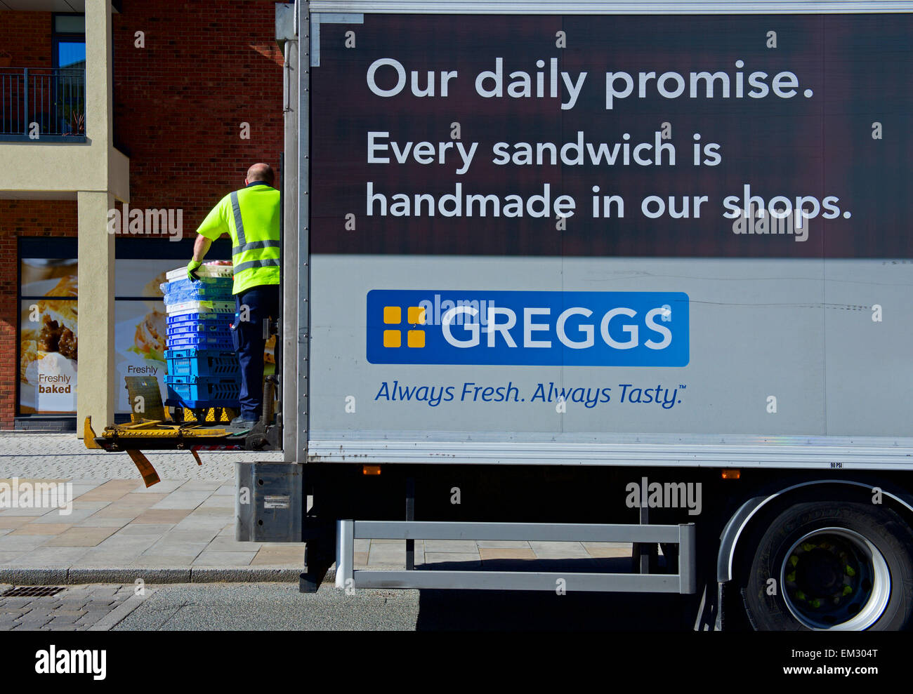Produire de l'homme de Greggs delivery van, England UK Banque D'Images