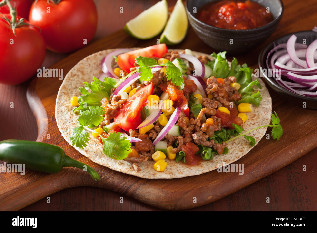 Taco mexicain avec salsa de tomates maïs oignon boeuf Banque D'Images